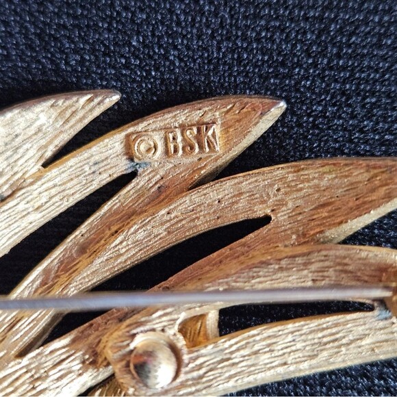 Large Vintage BSK Brushed Gold Abstract Wing Feather Pin Brooch - Picture 7 of 8